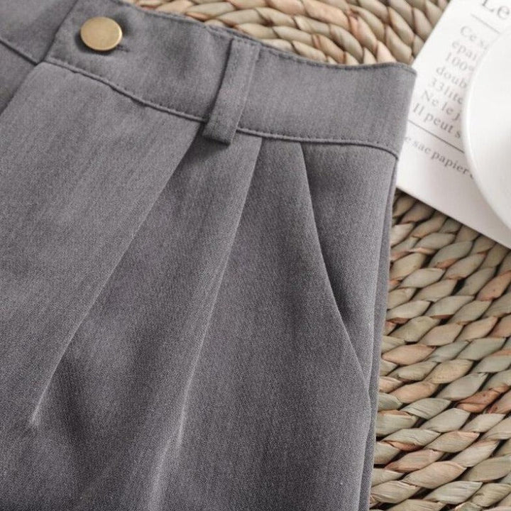 Damskie spodenki basic z wysokim stanem. Uniwersalne, krótkie szorty idealne do codziennych, letnich outfitów.