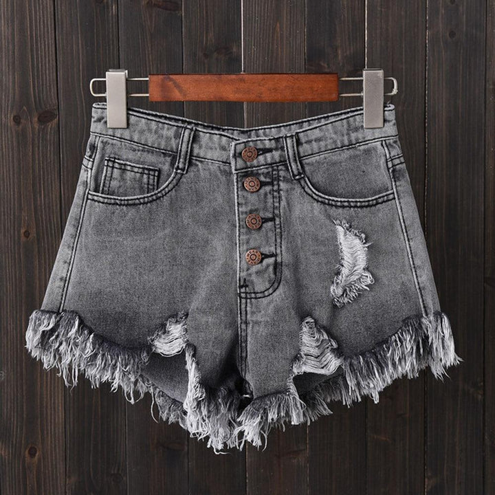 Damskie szorty jeansowe z modnymi przetarciami, idealne na lato. Krótkie spodenki denim w casualowym stylu.