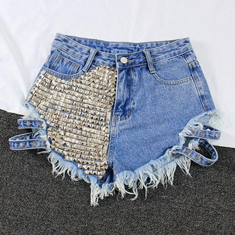 Krótkie szorty denim damskie z metalowymi ćwiekami i casualowymi przetarciami. Modny wybór.