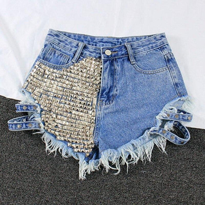 Krótkie szorty denim damskie z metalowymi ćwiekami i casualowymi przetarciami. Modny wybór.