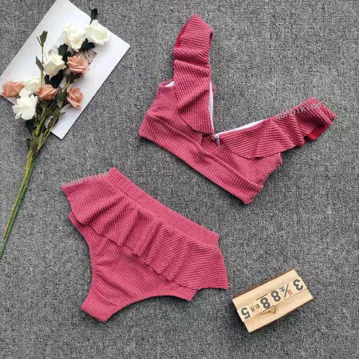 Kostium kąpielowy tankini vintage z ozdobnymi falbanami, idealny na letnie wakacje.