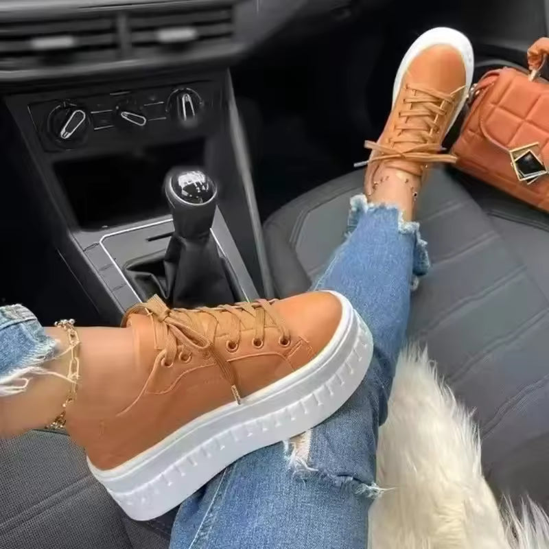 Modne białe trampki damskie na wysokiej platformie, zapewniające wygodę i dodające stylu casualowym outfitom.