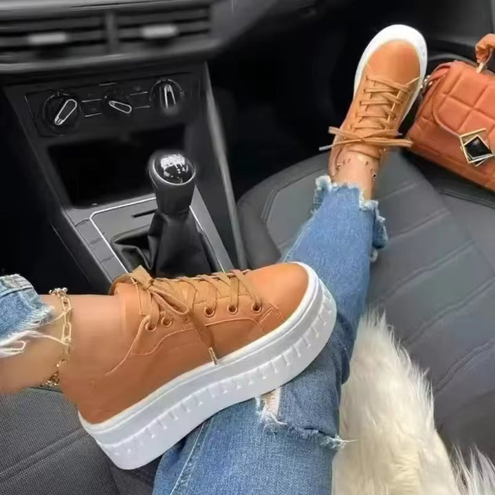 Modne białe trampki damskie na wysokiej platformie, zapewniające wygodę i dodające stylu casualowym outfitom.