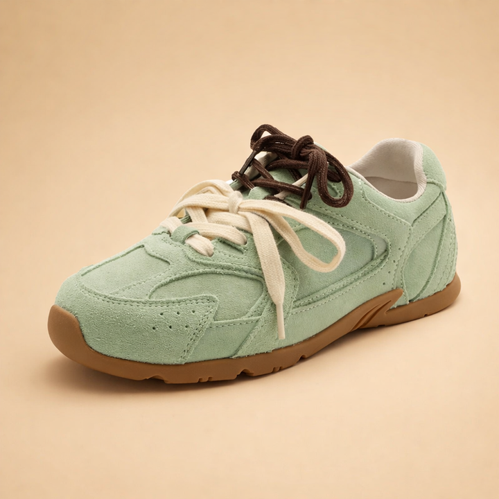 Szare damskie sneakersy retro sznurowane. Stylowe i wygodne buty sportowe dla kobiet, modne obuwie codzienne.
