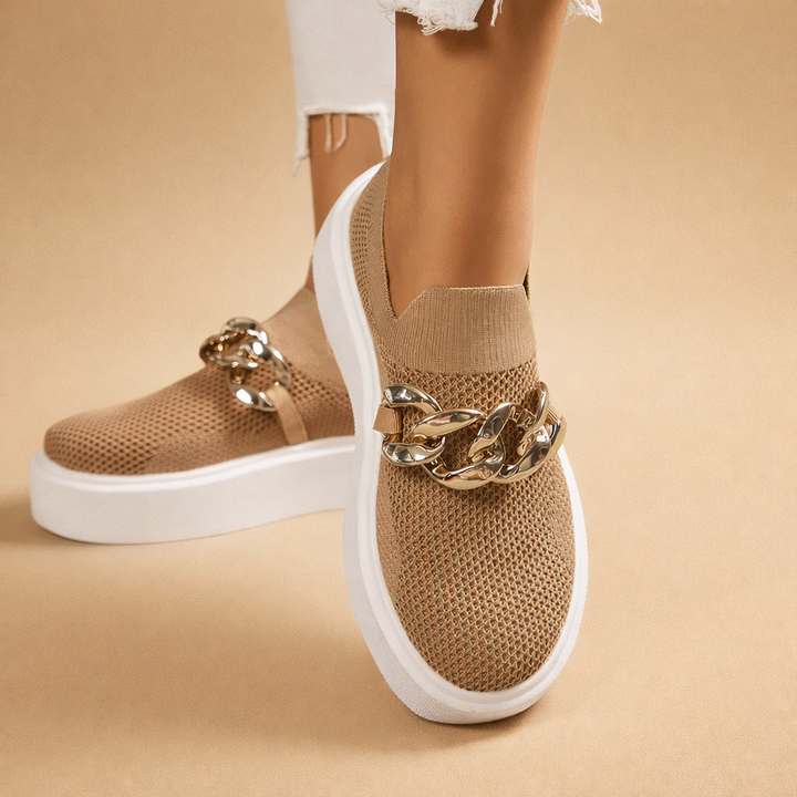 Damskie trampki wsuwane na platformie, idealne do casualowych stylizacji. Wygodne i modne sneakersy.