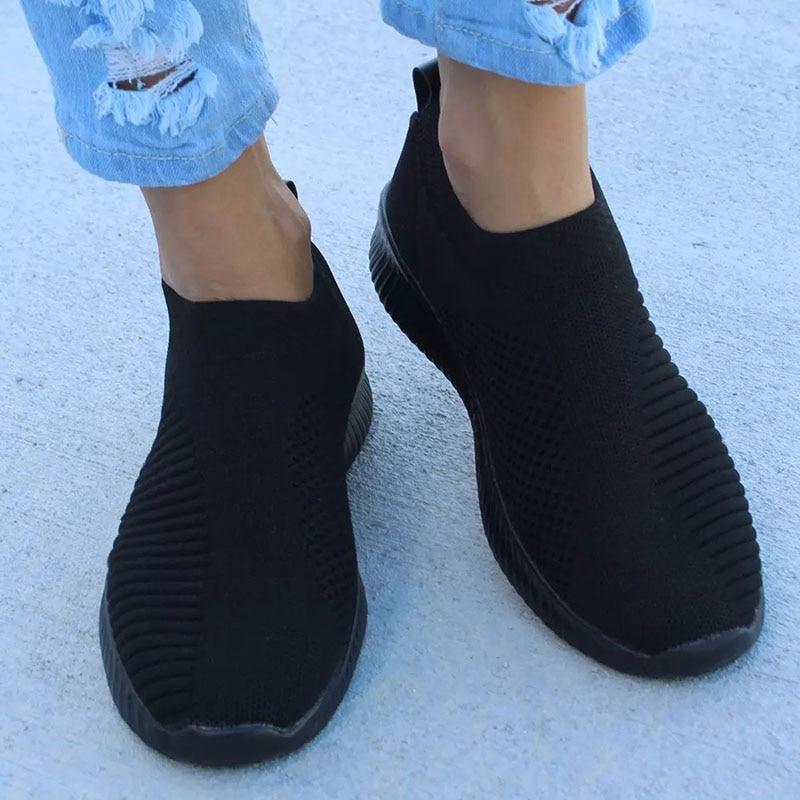 Stylowe damskie sneakersy ortopedyczne, wsuwane, czarne. Idealne na długie spacery, wspierają zdrowie stóp.