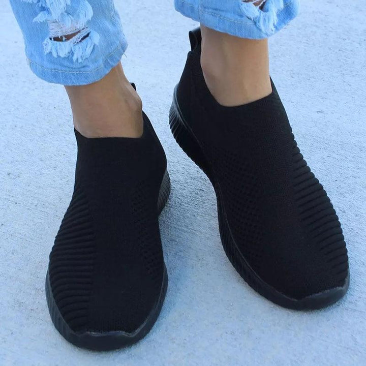 Stylowe damskie sneakersy ortopedyczne, wsuwane, czarne. Idealne na długie spacery, wspierają zdrowie stóp.