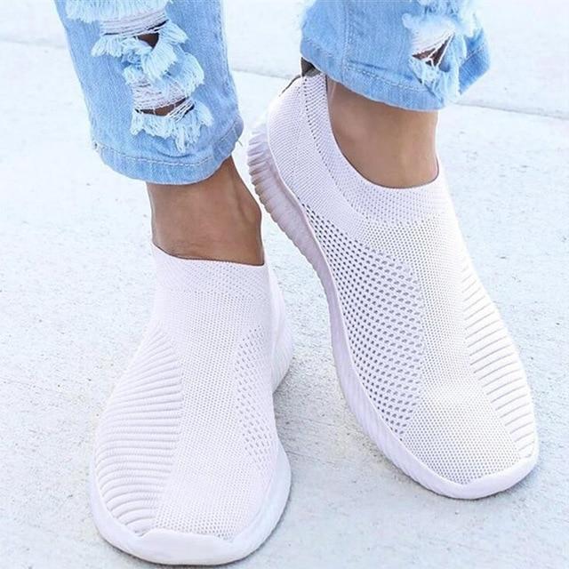 Kolorowe damskie sneakersy wsuwane ortopedyczne, z miękką podeszwą. Komfortowe obuwie dla modnych kobiet.