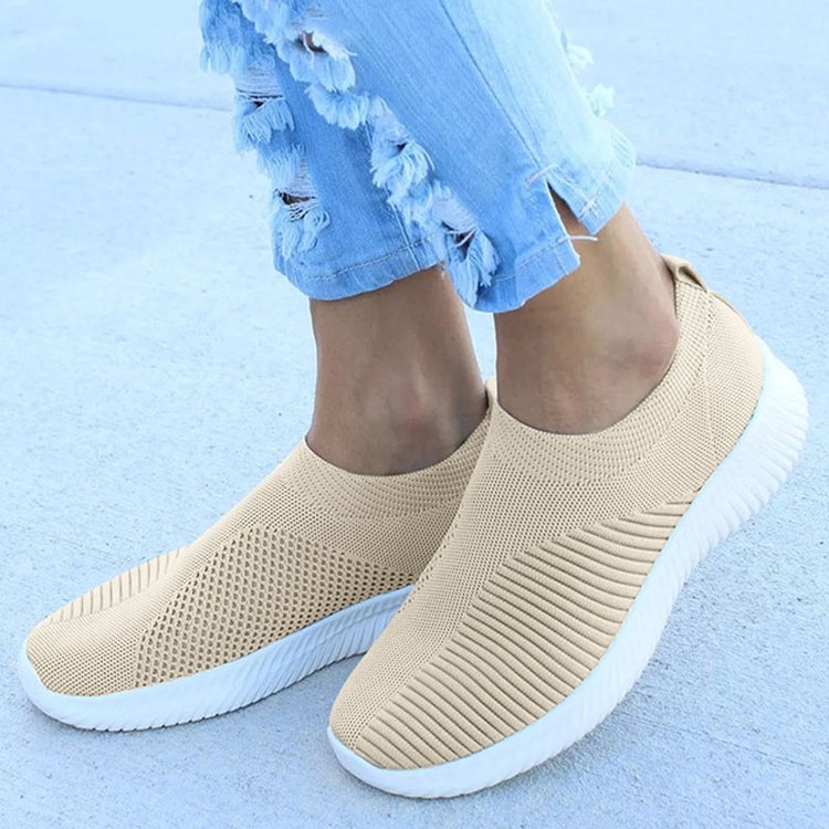 Nowoczesne damskie sneakersy wsuwane ortopedyczne, beżowe. Lekkie i przewiewne, idealne na wiosnę i lato.
