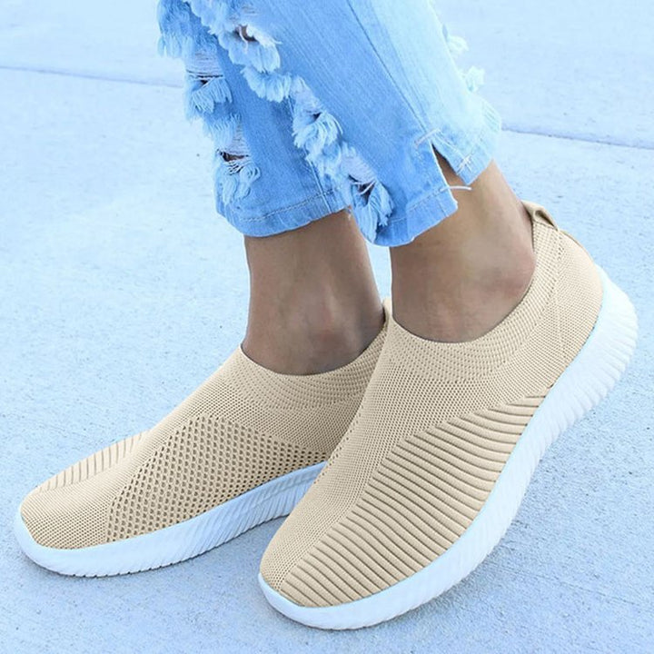Nowoczesne damskie sneakersy wsuwane ortopedyczne, beżowe. Lekkie i przewiewne, idealne na wiosnę i lato.