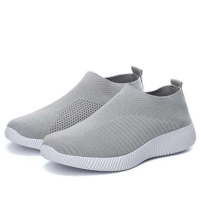 Damskie sneakersy wsuwane ortopedyczne, czarne, z elastyczną podeszwą. Wygodne i modne obuwie codzienne.
