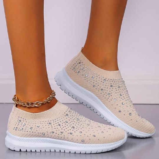Białe damskie sneakersy wsuwane ortopedyczne, lekkie i elastyczne. Idealne na lato, zapewniające wygodę.