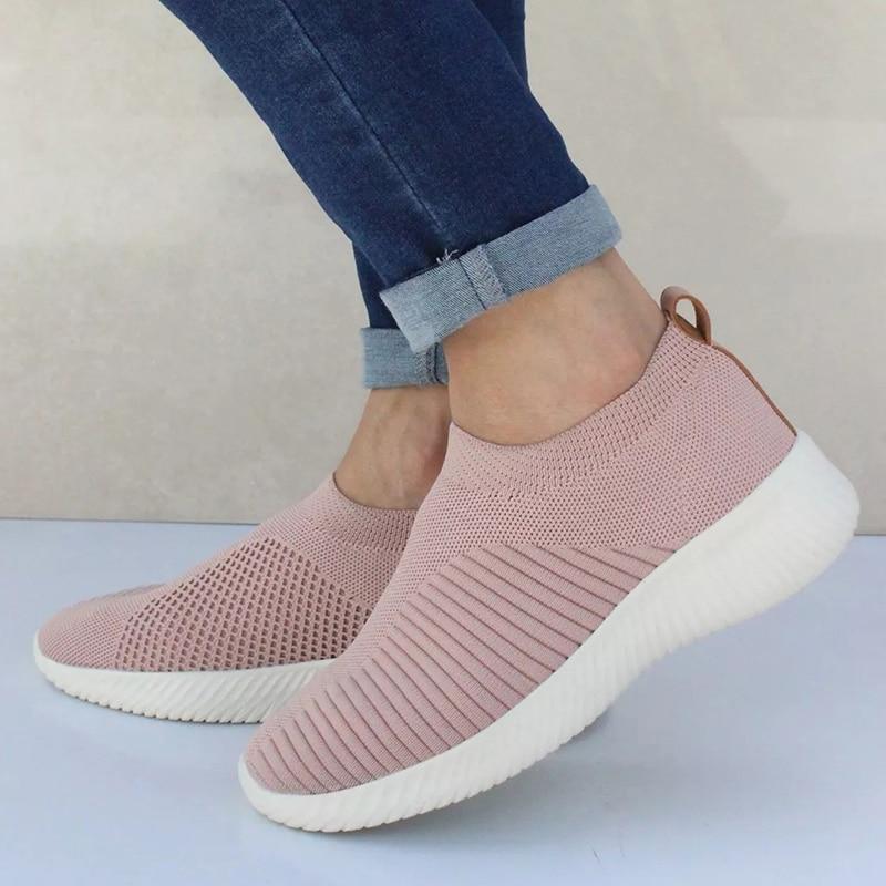 Beżowe damskie sneakersy ortopedyczne, wsuwane, z antypoślizgową podeszwą. Bezpieczne i wygodne na co dzień.