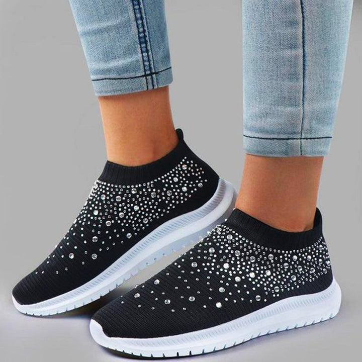 Modne damskie sneakersy ortopedyczne bez sznurowadeł, beżowe, z oddychającej tkaniny. Wygodne i stylowe.