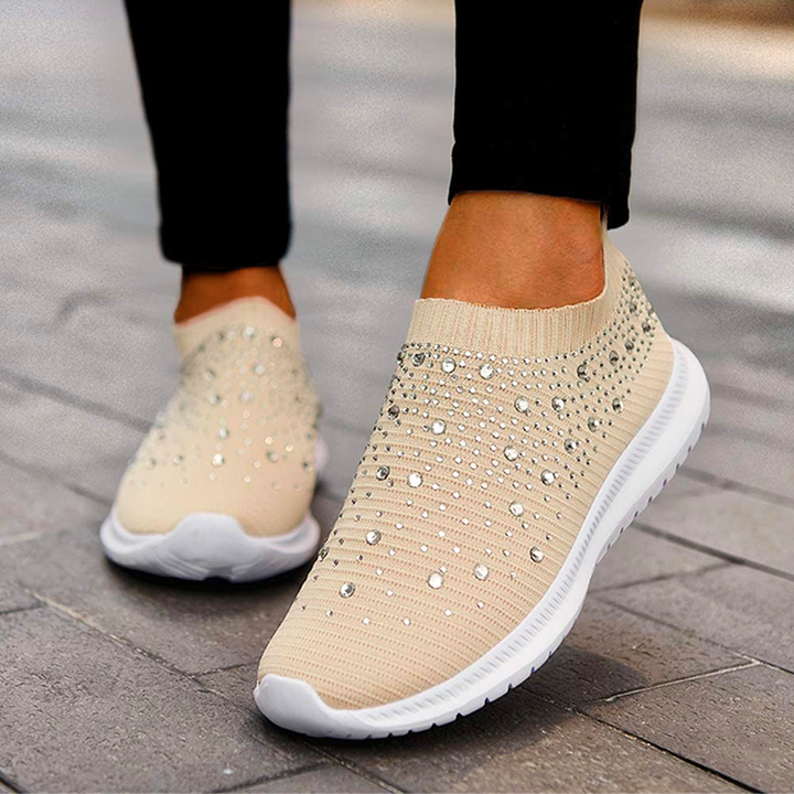 Damskie sneakersy ortopedyczne, wsuwane, granatowe, z elastyczną cholewką. Komfortowe obuwie dla aktywnych kobiet.