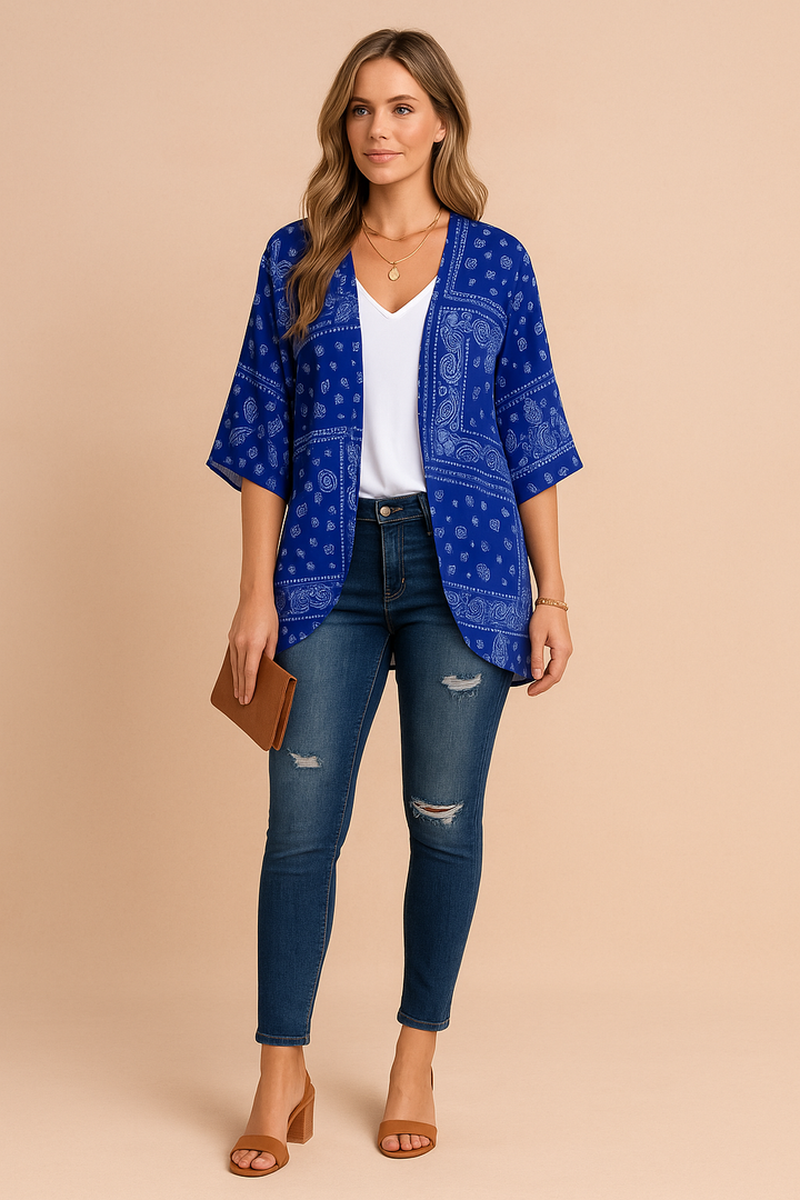 Elegancka damska narzutka kimono z delikatnym kwiatowym wzorem, zwiewna, modna na wiosnę/lato.