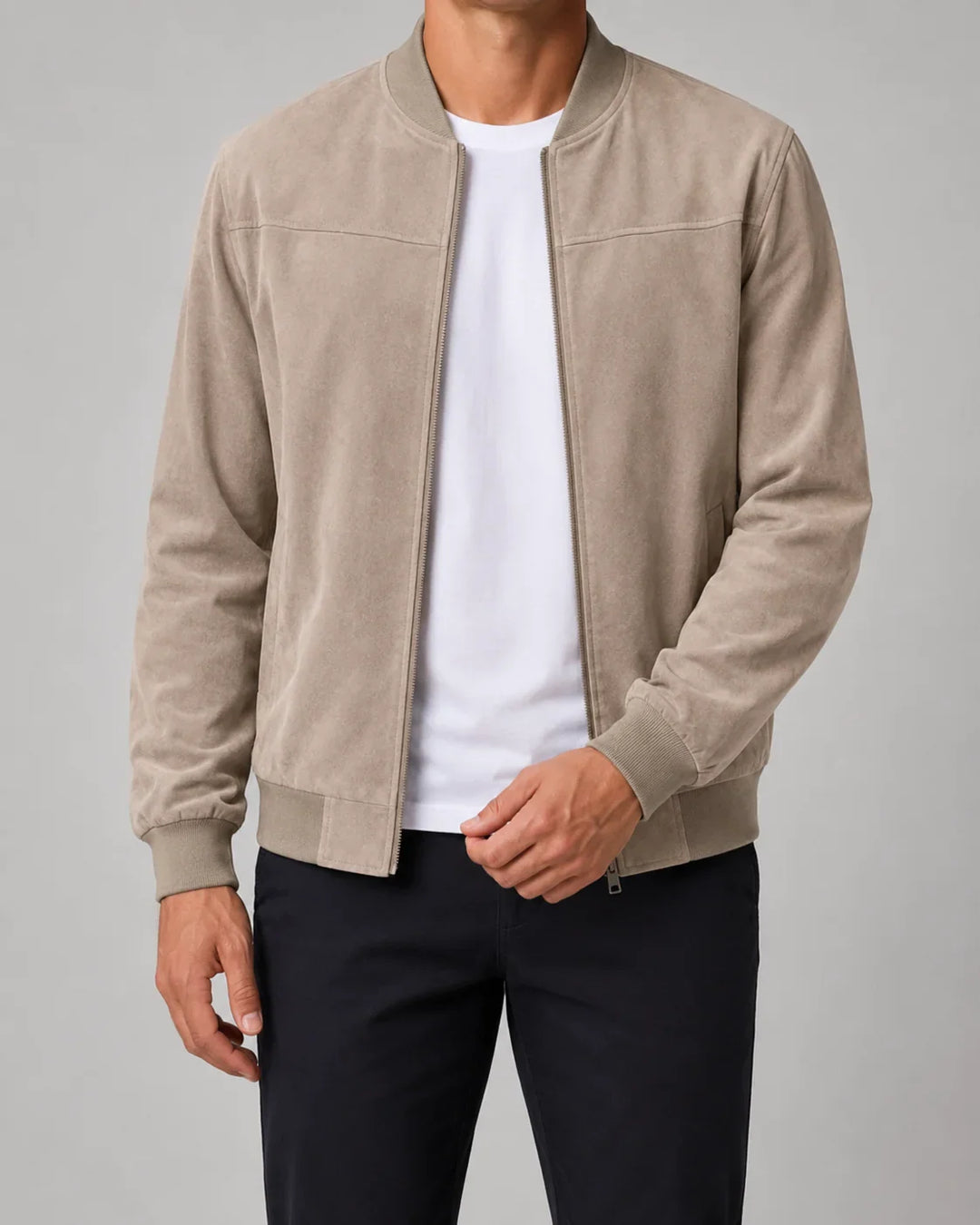 Męska kurtka bomber w kolorze beżowym na model w stylizacji casualowej