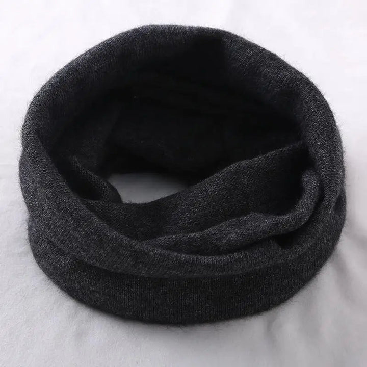 Stylowy czarny komin zimowy prezentowany na manekinie