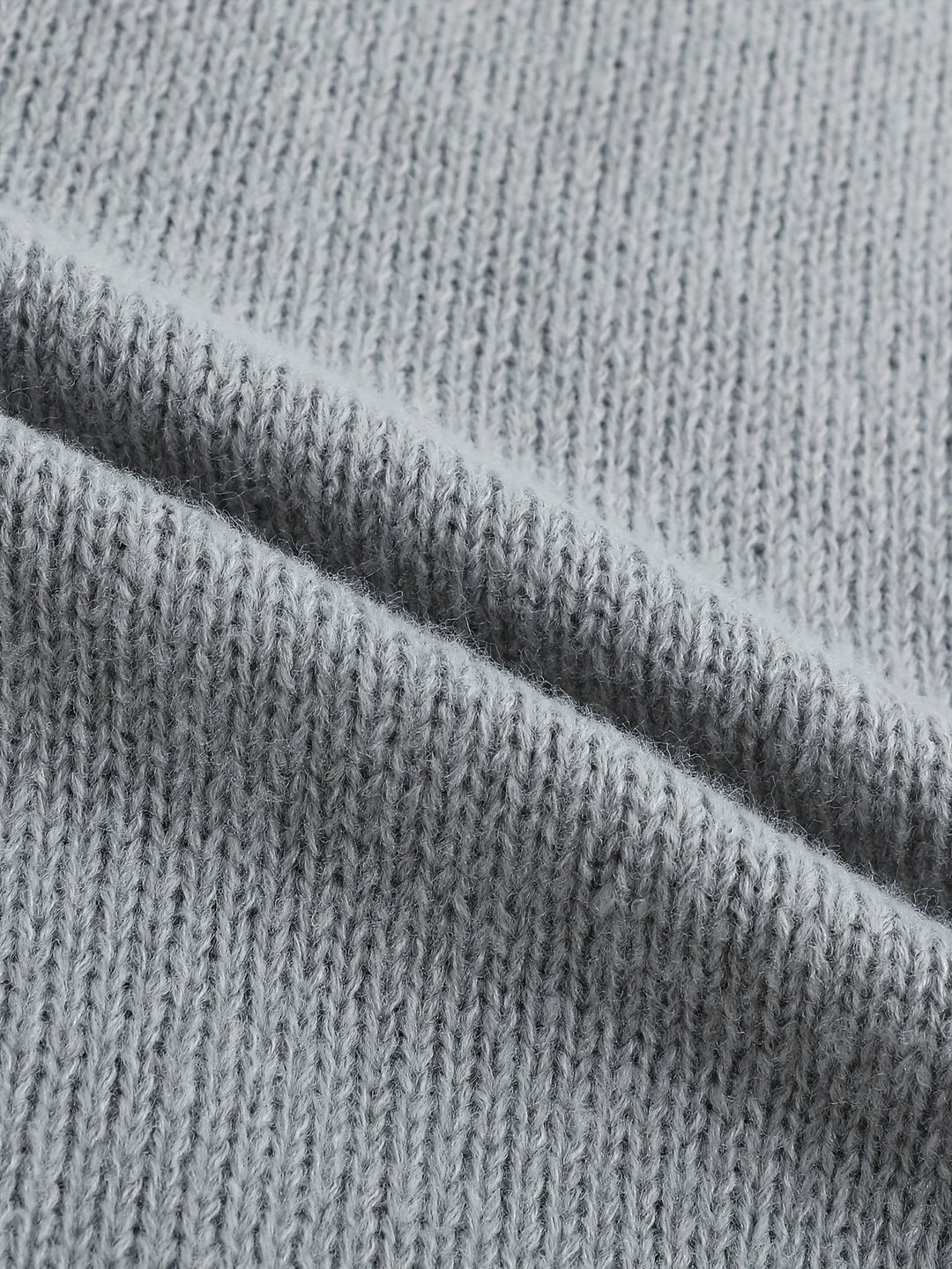 Stylowy męski bezrękawnik sweter z dekoltem w serek z bliska