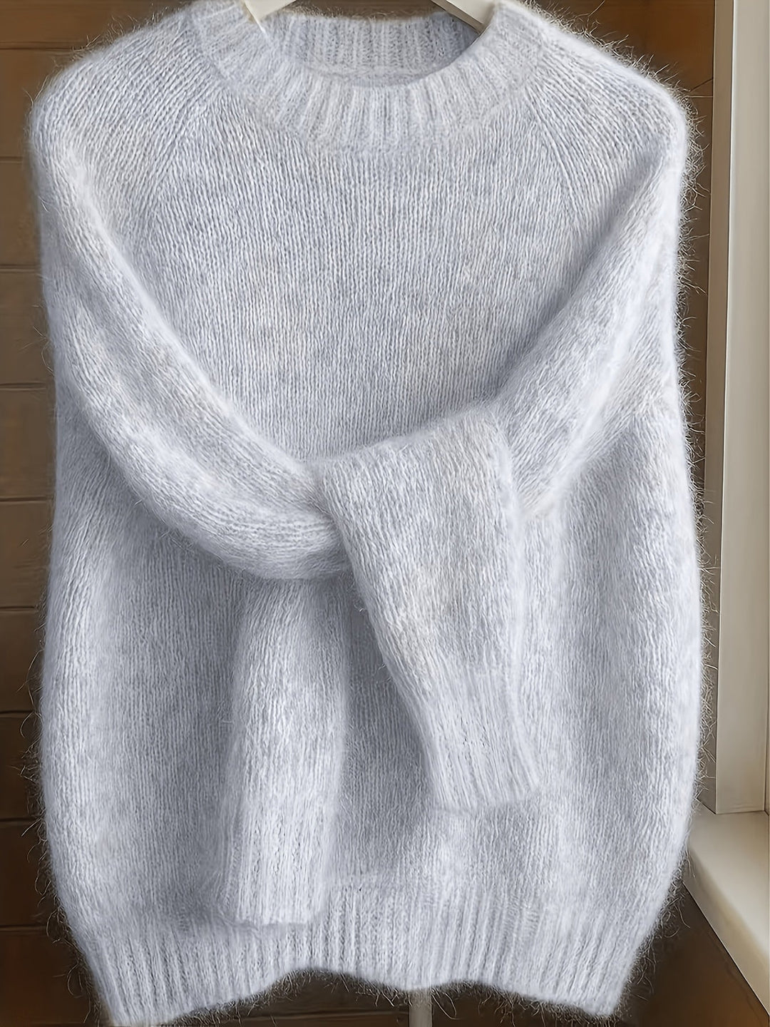 Casualowy styl i modny sweter damski pokazany z boku