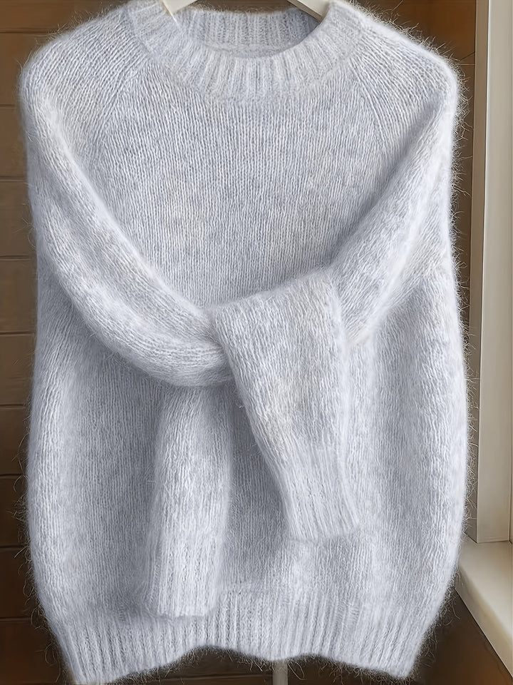 Casualowy styl i modny sweter damski pokazany z boku