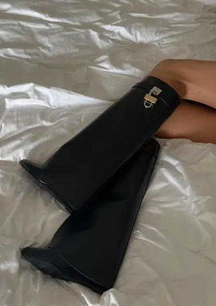 Czarne obuwie zimowe, eleganckie kozaki damskie za kolano