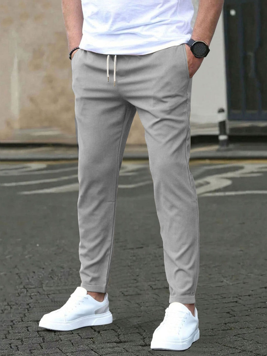 Wygodne czarne spodnie męskie w stylu casual, zbliżenie na materiał