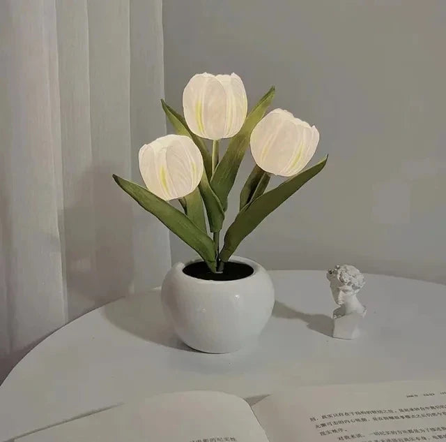 Kwiatowa lampa LED z tulipanami, zapewniająca subtelne oświetlenie i piękny akcent dekoracyjny.