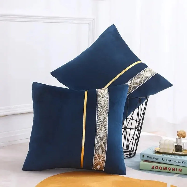 Luksusowa beżowa poszewka na poduszkę 45x45 cm z cekinami i złotymi paskami, styl glamour.