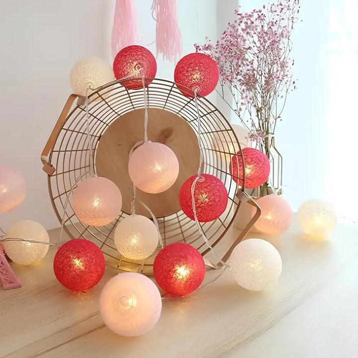 Girlanda świetlna z cotton balls tworząca przytulny nastrój