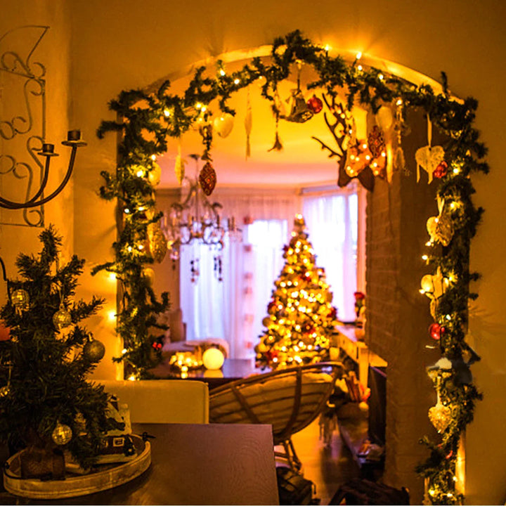 Lampki girlandy LED ozdabiające ogród wieczorem, tworząc magiczne, nastrojowe oświetlenie zewnętrzne.