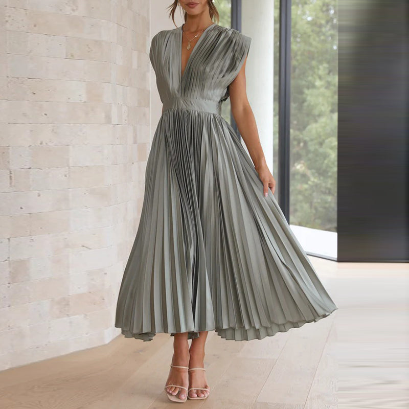 Modelka prezentująca sukienkę na wesele Casimir, elegancka moda damska w stylizacji.