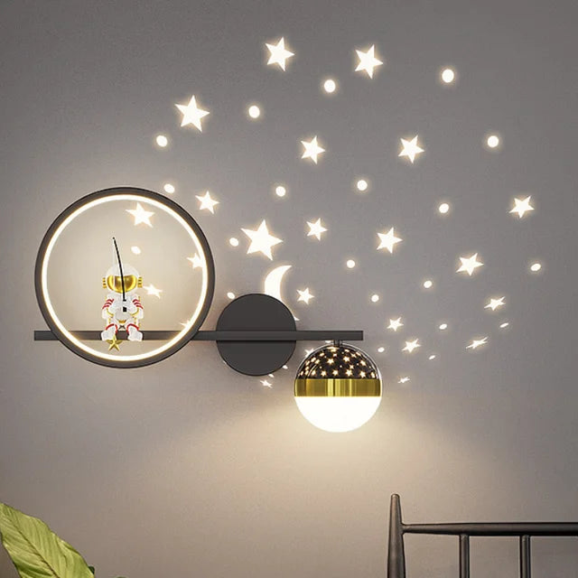 Biała designerska lampa ścienna dla dzieci. Nowoczesne, bezpieczne oświetlenie i dekoracja pokoju malucha.