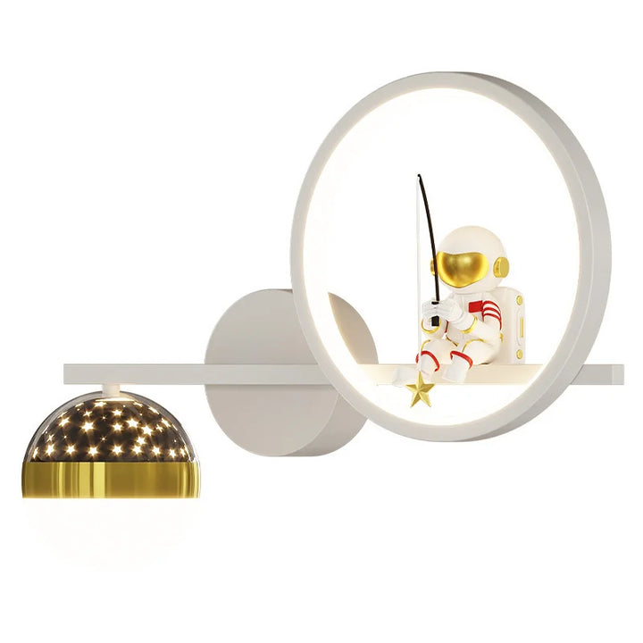 Designerska lampa ścienna dla dzieci w pokoju malucha. Nowoczesne oświetlenie i unikalna dekoracja ścienna.