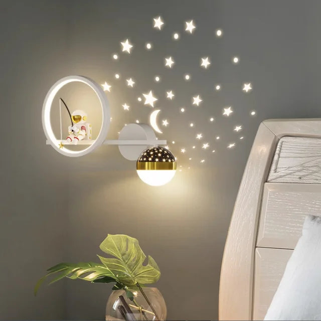 Oświetlenie dziecięce: lampa ścienna designerska. Nowoczesna, kreatywna dekoracja do pokoju chłopca/dziewczynki.
