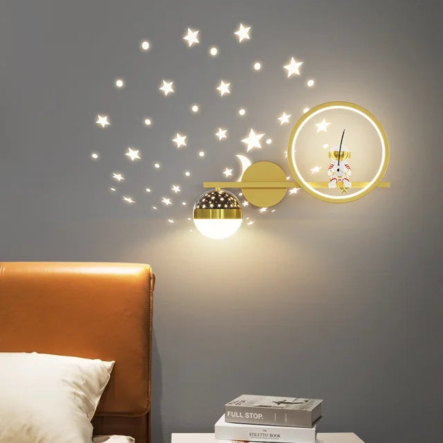 Stylowa lampa ścienna dziecięca, designerskie oświetlenie pokoju malucha. Bezpieczna i funkcjonalna dekoracja.
