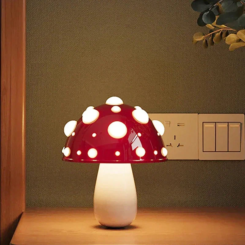Designerska lampa stołowa LED Grzybek, białe oświetlenie dekoracyjne do nowoczesnego wnętrza.