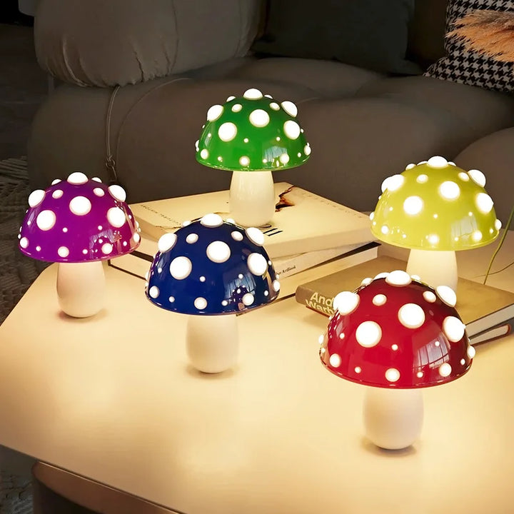 Elegancka lampa stołowa LED w kształcie grzybka, dekoracyjne oświetlenie z charakterem.