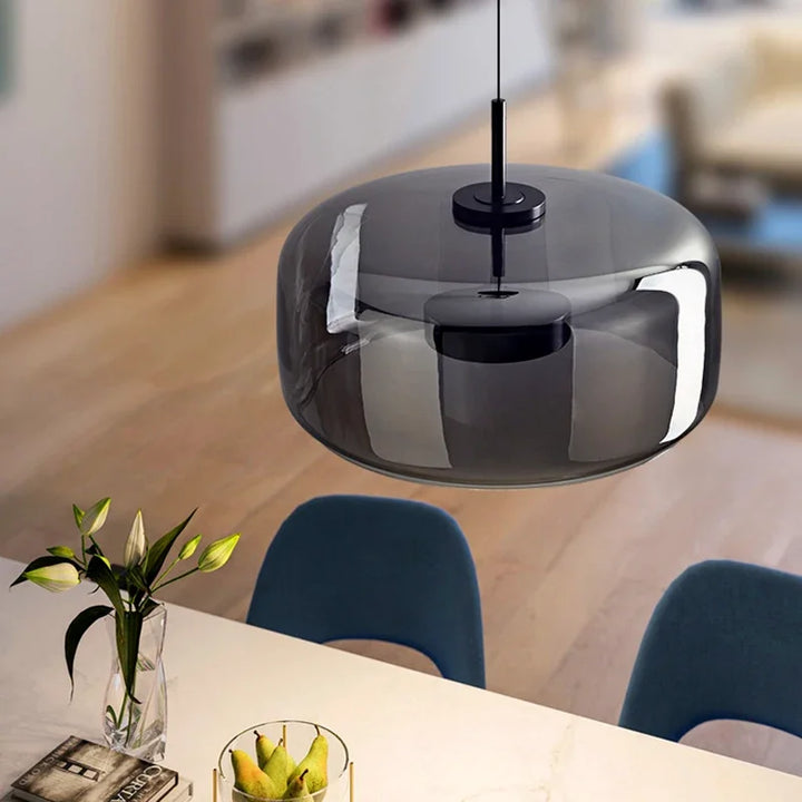 Elegancka lampa sufitowa szklana do jadalni lub sypialni. Stylowe oświetlenie, tworzy przytulną atmosferę.