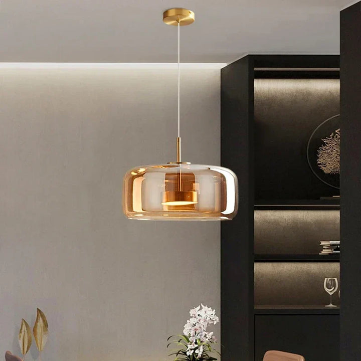 Zbliżenie na detale szklanej designerskiej lampy wiszącej. Wykończenie premium, dodaje elegancji wnętrzu.