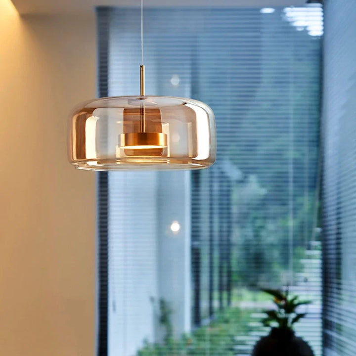 Designerska lampa wisząca szklana w nowoczesnym salonie. Oświetlenie sufitowe, centrum dekoracji wnętrza.