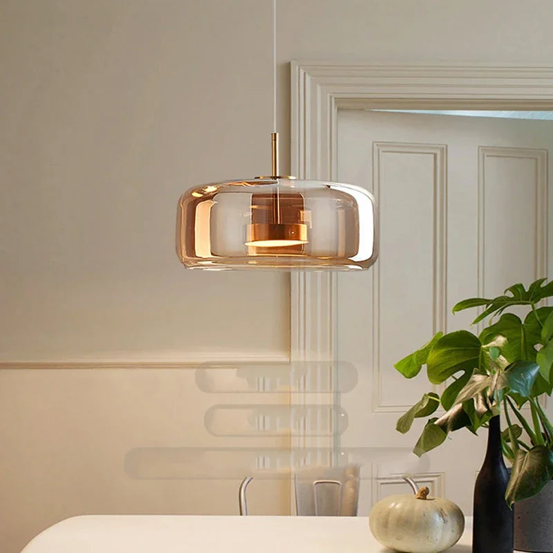 Lampa wisząca szklana, designerskie oświetlenie. Tworzy ciepłe, rozproszone światło, idealne do relaksu.