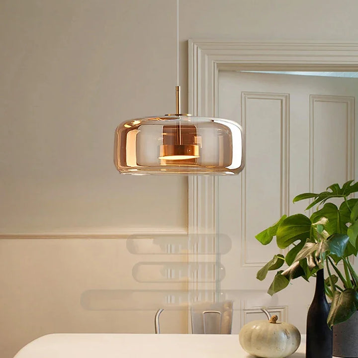 Lampa wisząca szklana, designerskie oświetlenie. Tworzy ciepłe, rozproszone światło, idealne do relaksu.