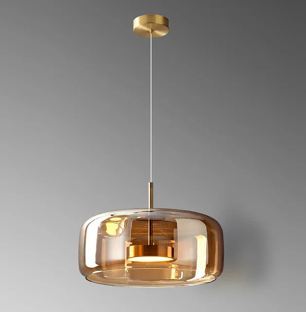 Minimalistyczna lampa wisząca ze szkła, widok z boku. Nowoczesne oświetlenie sufitowe do eleganckiego wystroju.