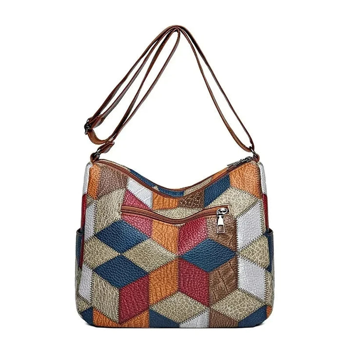 Kolorowa torebka patchwork prezentowana na modelce w stylizacji casual