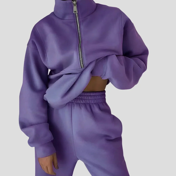 Stylowy komplet dresowy w kolorze fioletowym składający się z bluzy i joggerów