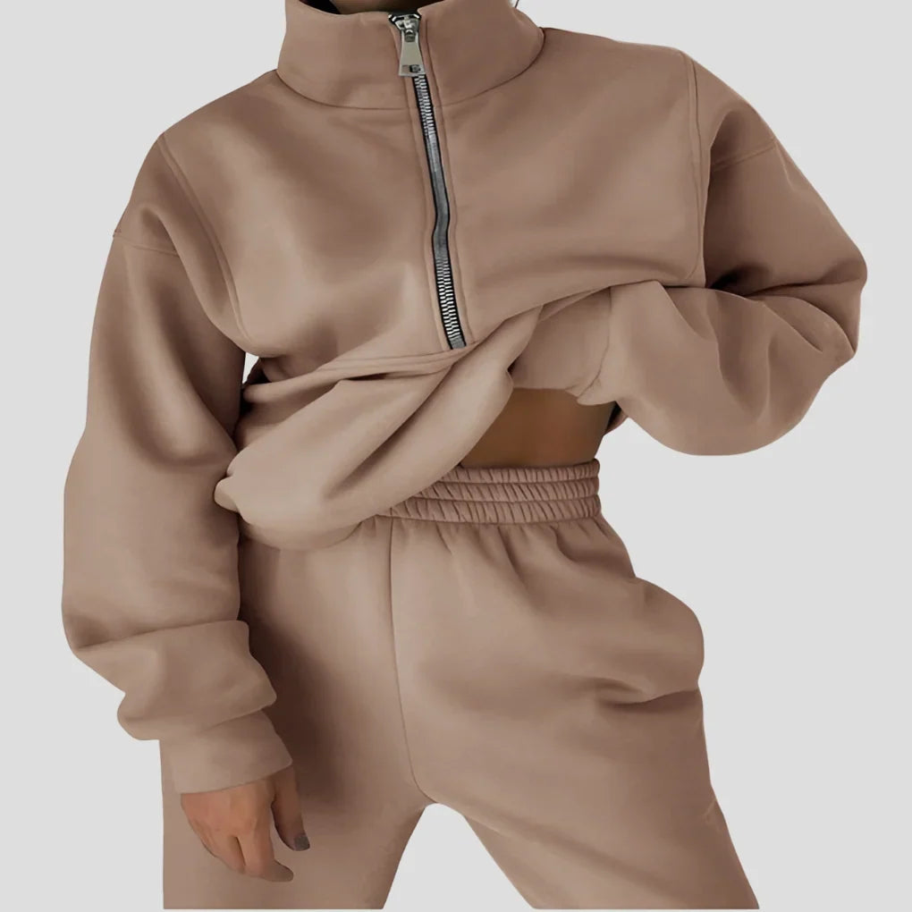 Stylowy komplet dresowy oversize, bluza i joggery, zbliżenie na materiał