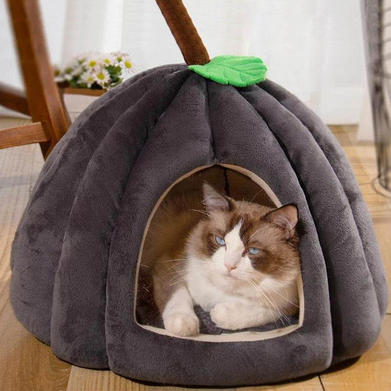 Ciemnoszary puszysty domek legowisko dla kota z kotem w środku