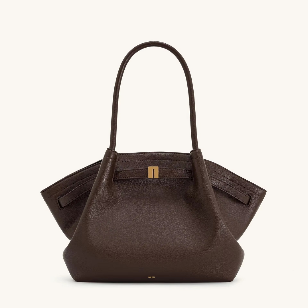 Stylowa duża torba shopper bag zawieszona na ramieniu modelki, widoczna proporcja rozmiaru