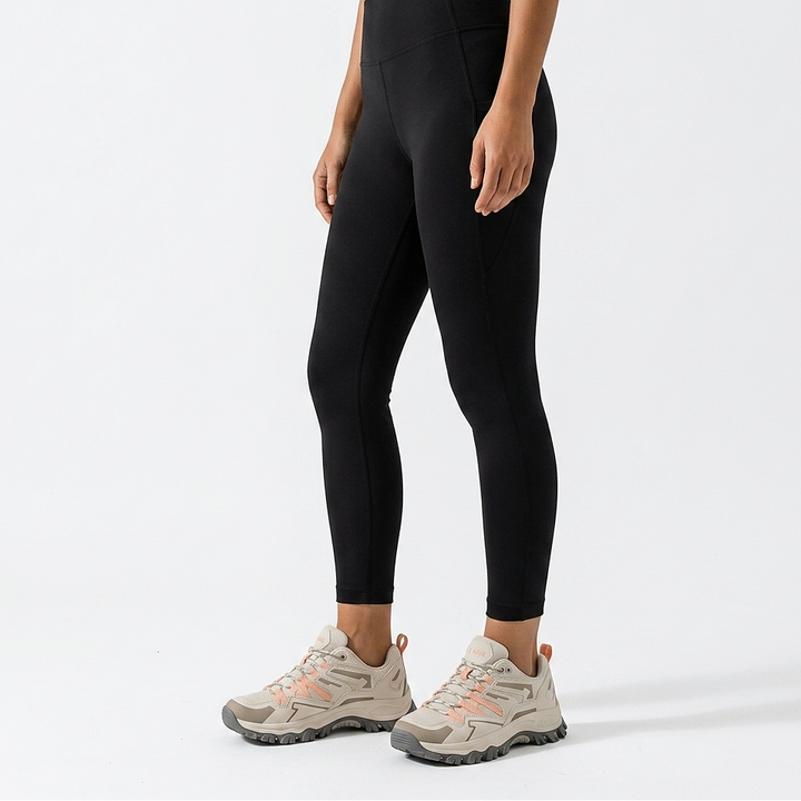 Sportowe sneakersy outdoor Carlena w stylizacji z czarnymi legginsami